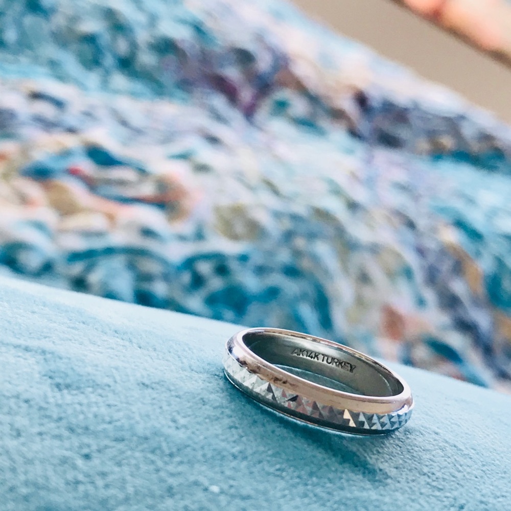 14K White Gold Italy  Diamond Cut Ring